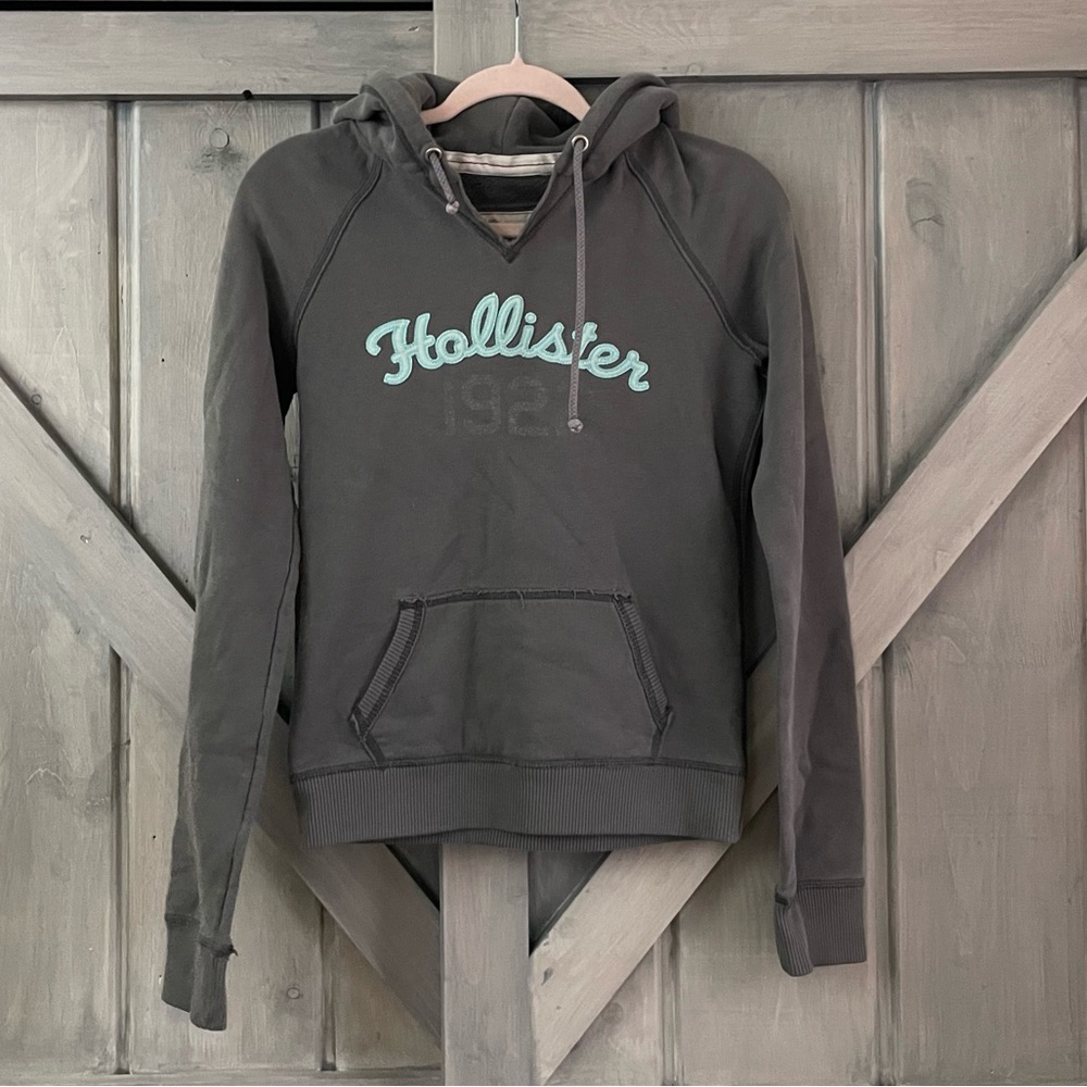 VTG Y2K HOLLISTER Gray Pullover Hoodie Size M
Embroidered Logo